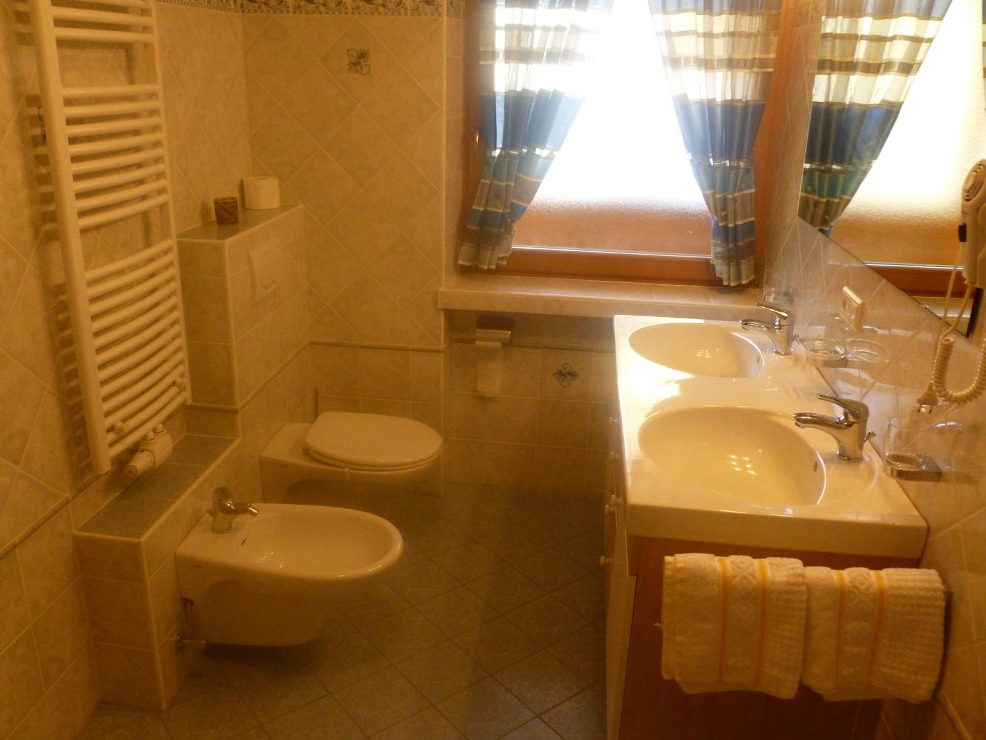 Residence Tauber Валес Екстериор снимка