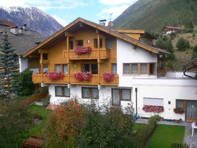 Residence Tauber Валес Екстериор снимка