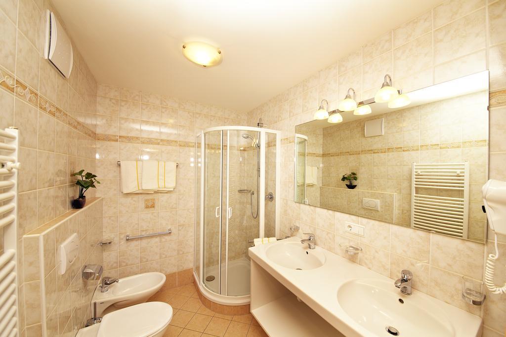 Residence Tauber Валес Екстериор снимка